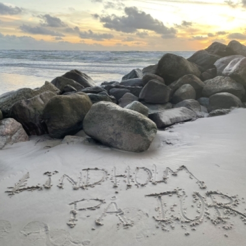 Lindholm skrevet i sandet ved stranden