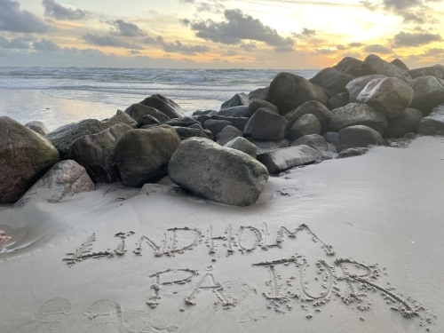 Lindholm skrevet i sandet ved stranden